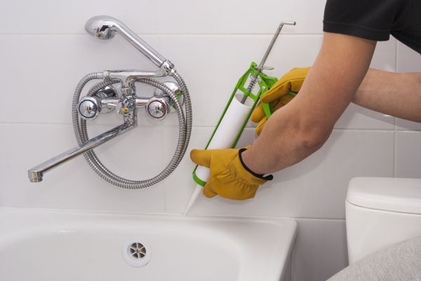 Bathtub Caulking in Cocoa